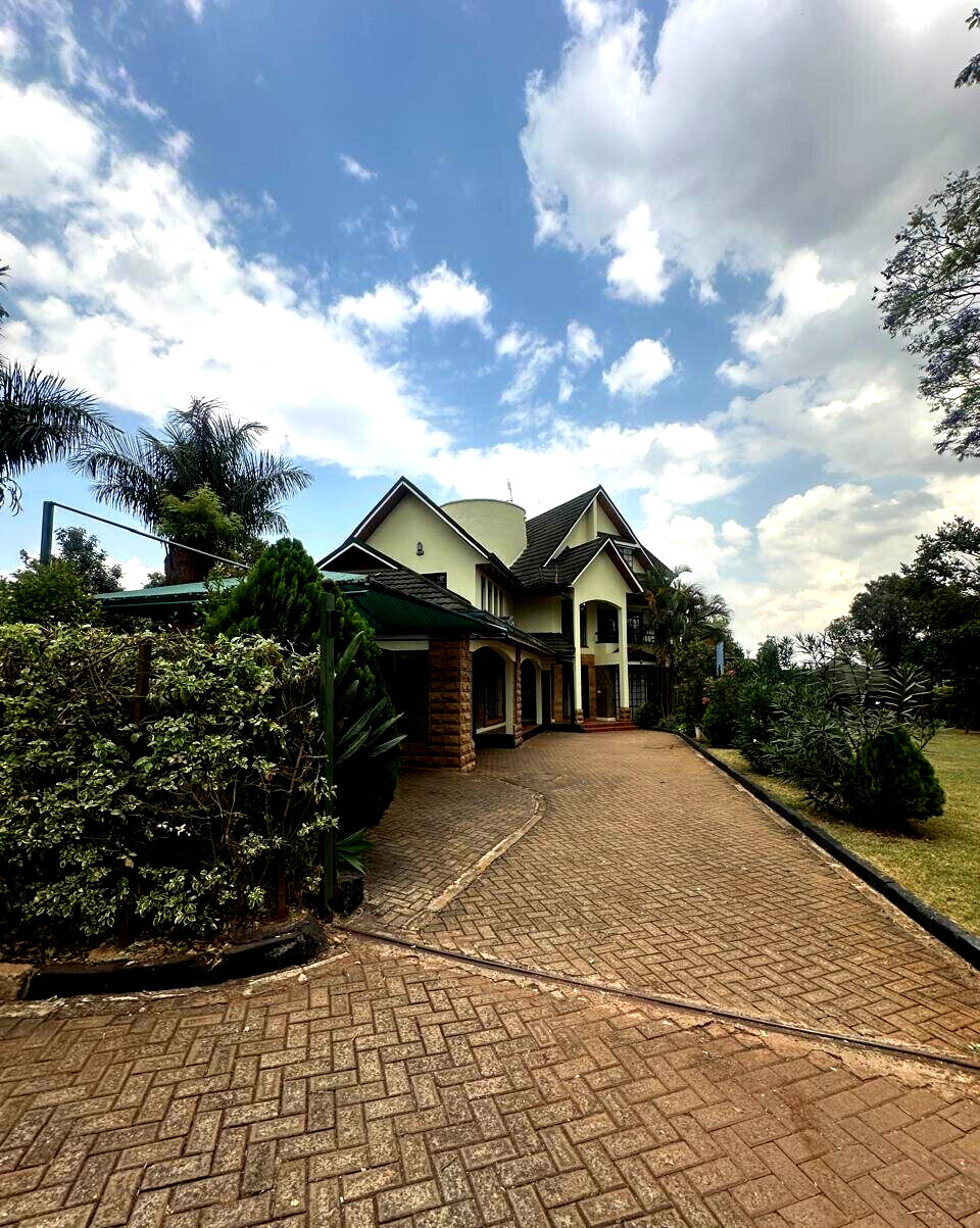 1/2 Acre 5BR Townhouse in Ridgeways