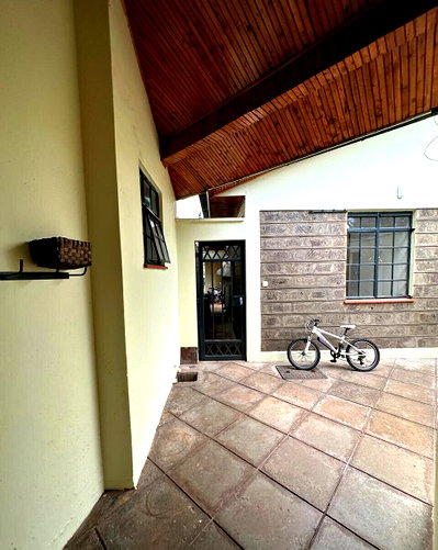 1/2 Acre 5BR Townhouse in Ridgeways
