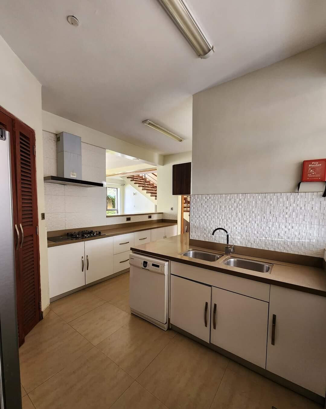 Corner 4BR Townhouse with Heated Pool & Gym - Kileleshwa