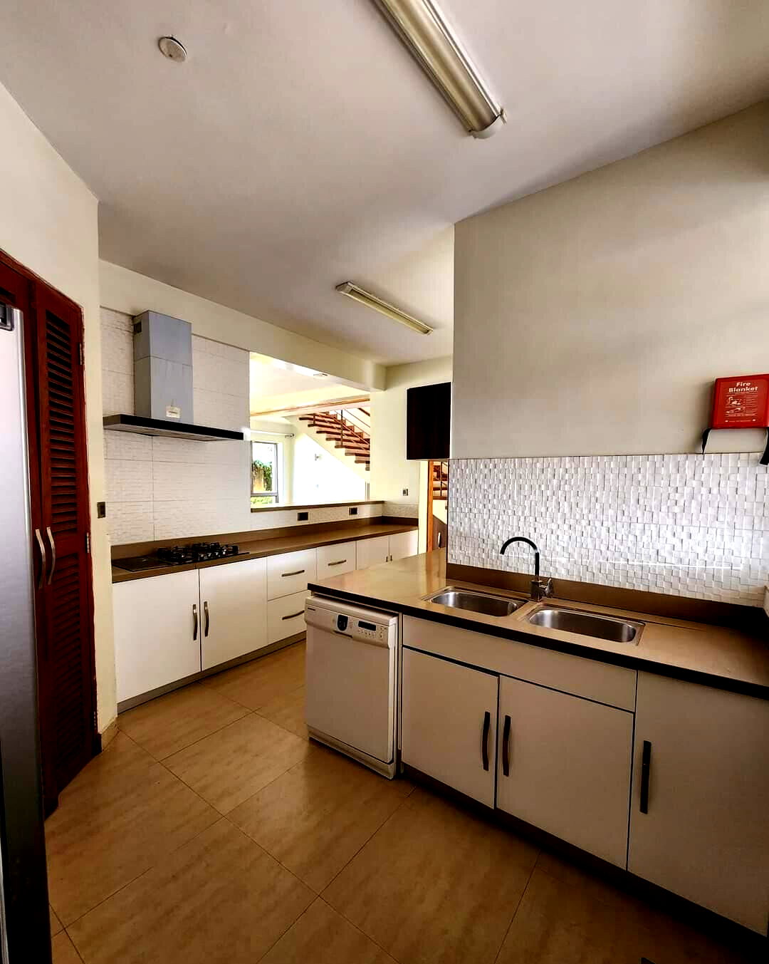 Corner 4BR Townhouse with Heated Pool & Gym - Kileleshwa
