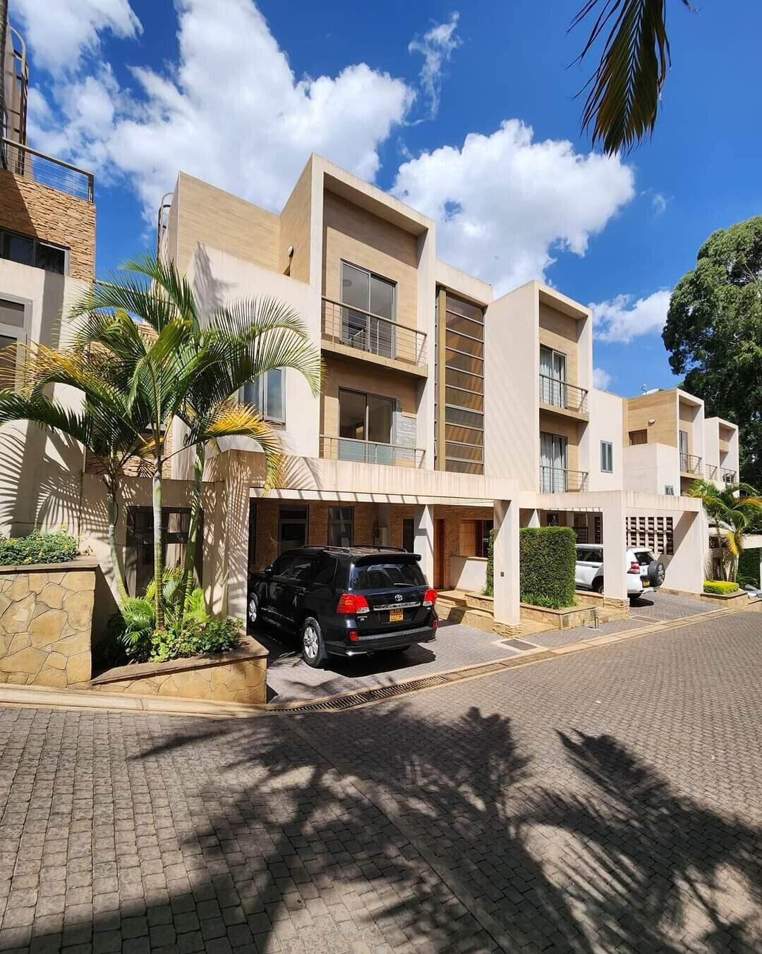Corner 4BR Townhouse with Heated Pool & Gym - Kileleshwa