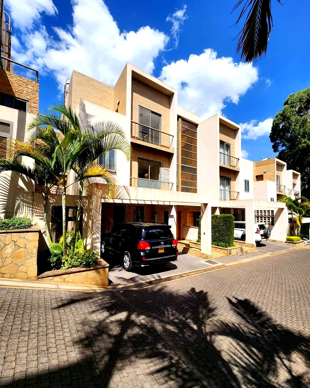 Corner 4BR Townhouse with Heated Pool & Gym - Kileleshwa