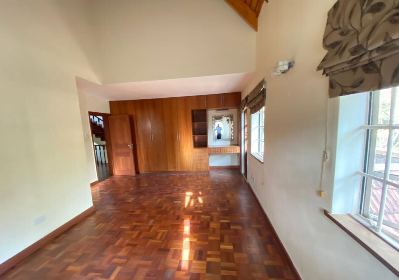 4-Bed Townhouse with DSQ & Large Garden - Lavington
