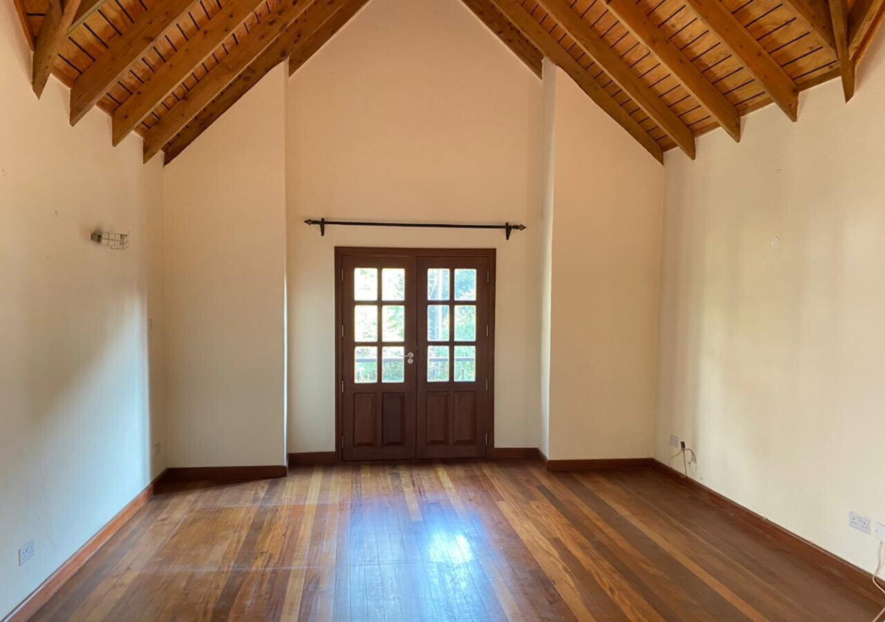 4-Bed Townhouse with DSQ & Large Garden - Lavington
