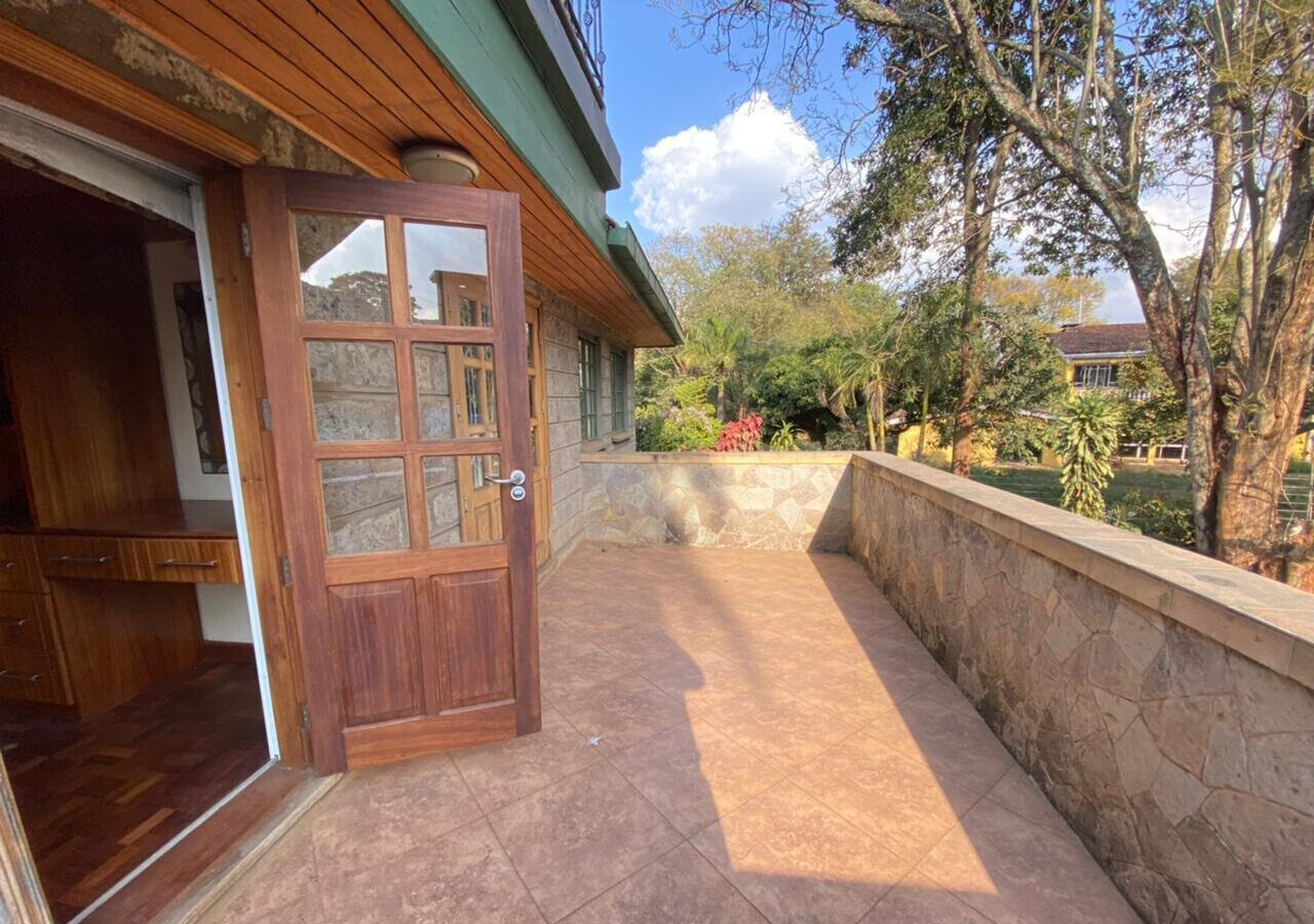 4-Bed Townhouse with DSQ & Large Garden - Lavington