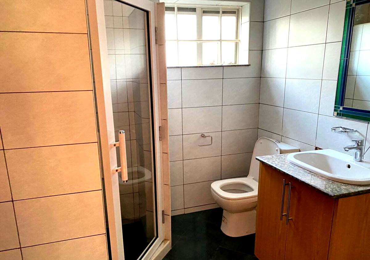4-Bed Townhouse with DSQ & Large Garden - Lavington