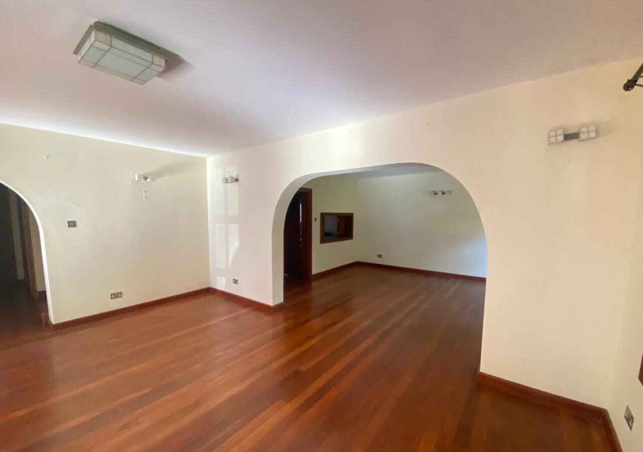4-Bed Townhouse with DSQ & Large Garden - Lavington