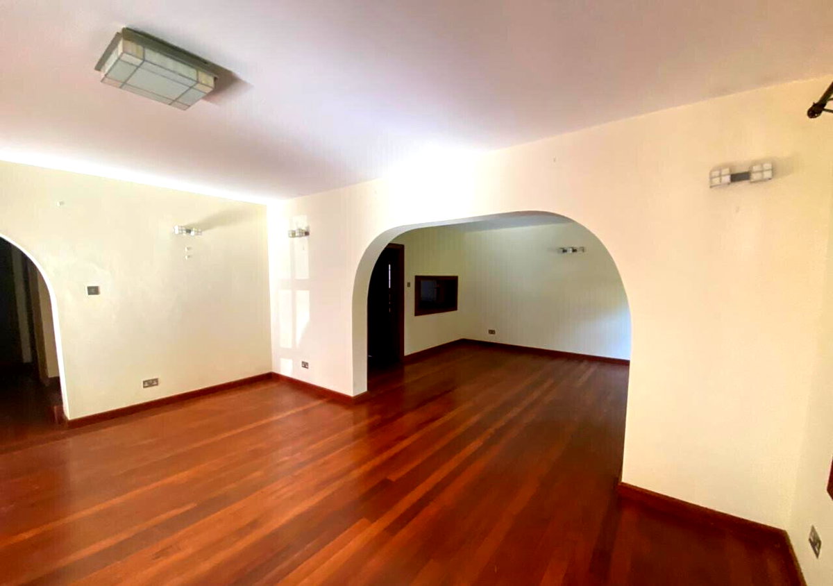 4-Bed Townhouse with DSQ & Large Garden - Lavington