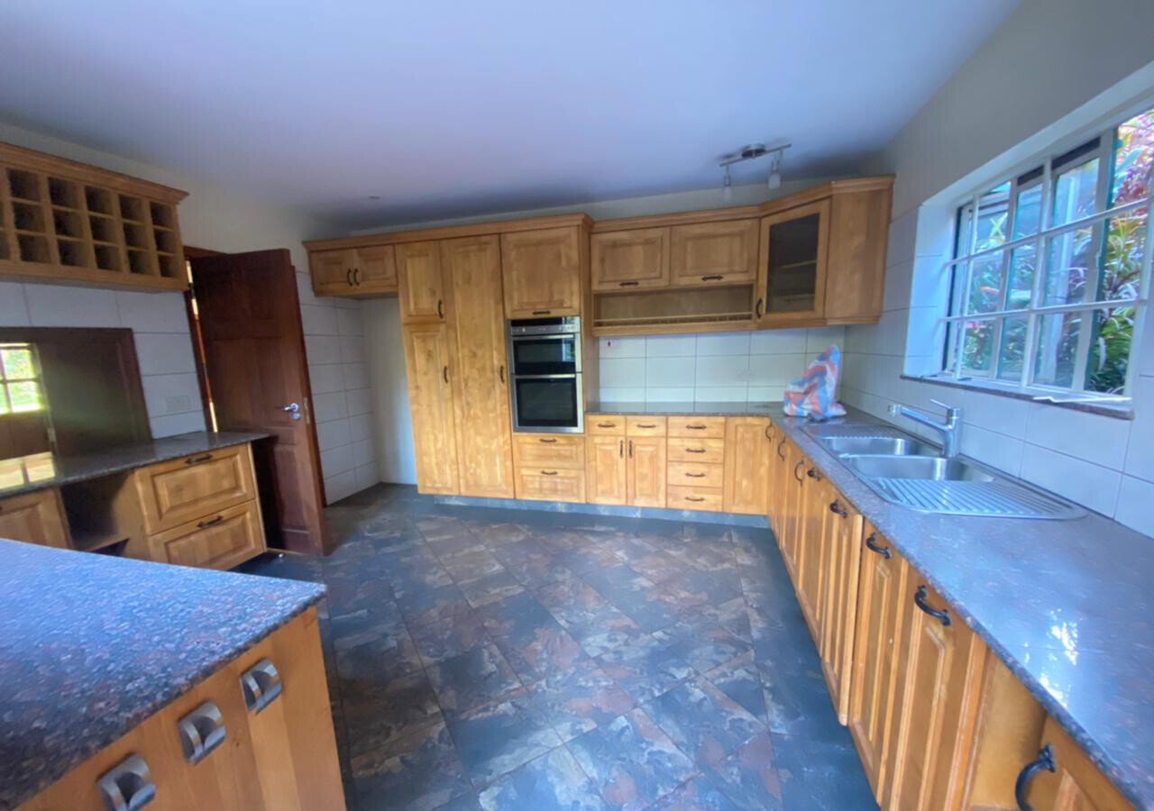 4-Bed Townhouse with DSQ & Large Garden - Lavington