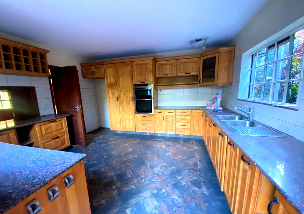 4-Bed Townhouse with DSQ & Large Garden - Lavington