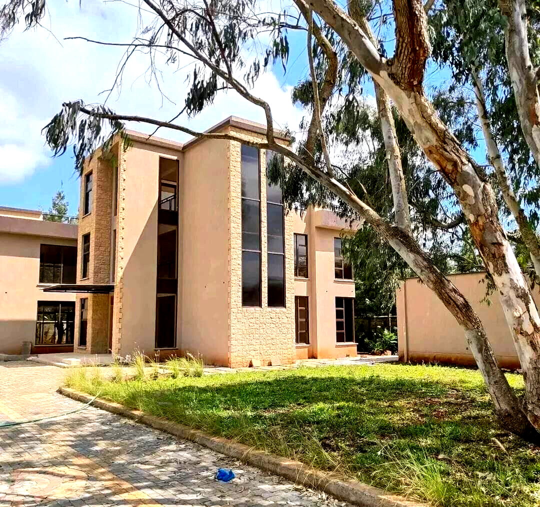 4-Ensuite Townhouse on Half-Acre with DSQ – Karen