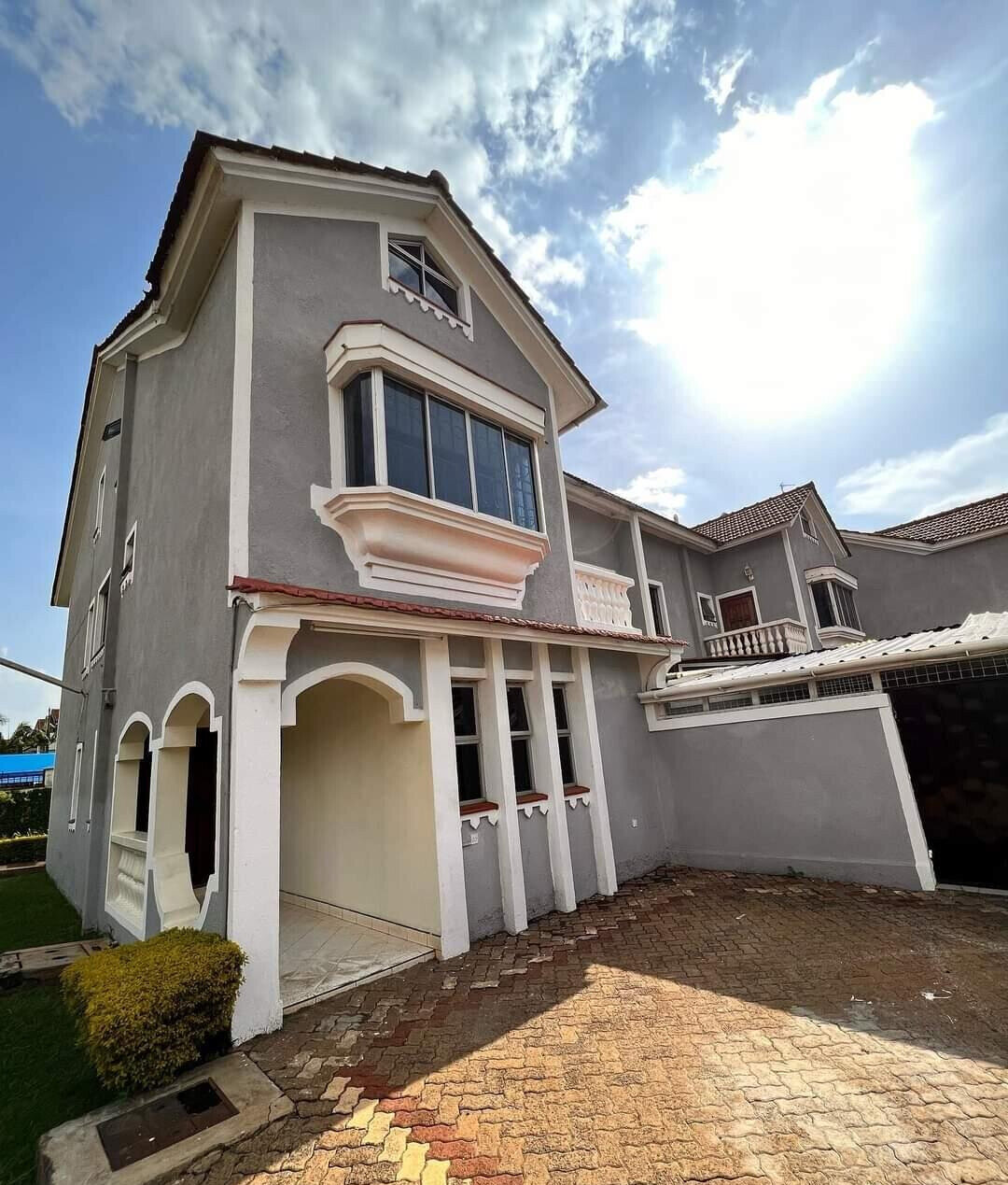 Spacious 5-Bed Townhouse with DSQ & Garden - Lavington