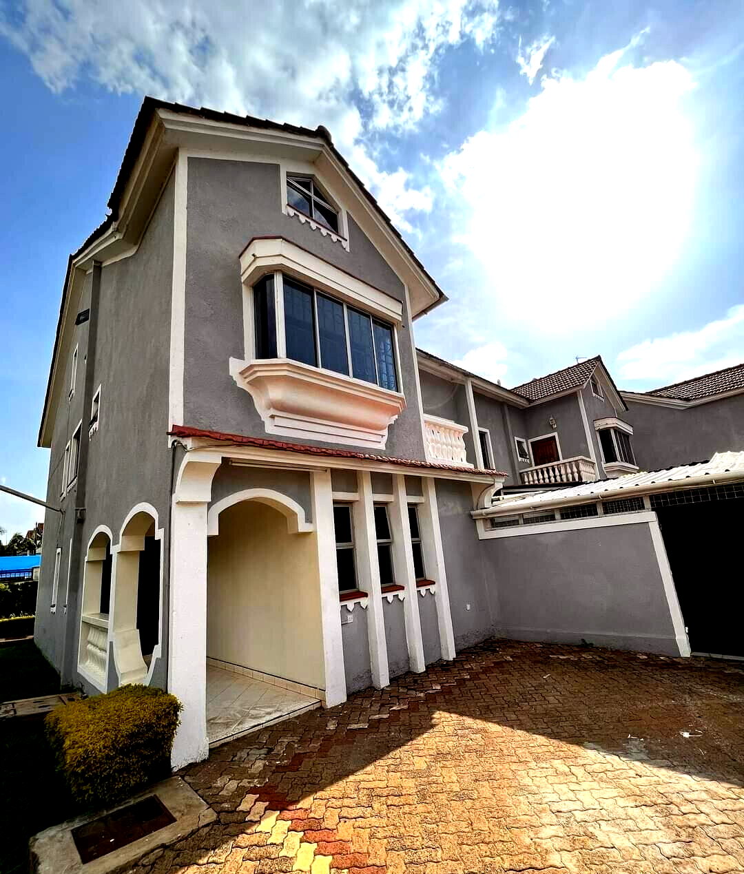 Spacious 5-Bed Townhouse with DSQ & Garden - Lavington