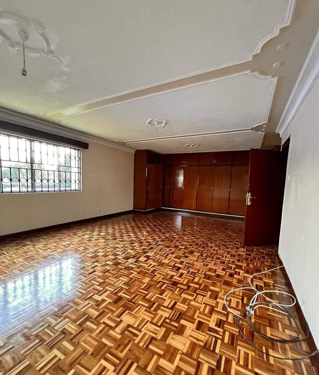 Spacious 5-Bed Townhouse with DSQ & Garden - Lavington