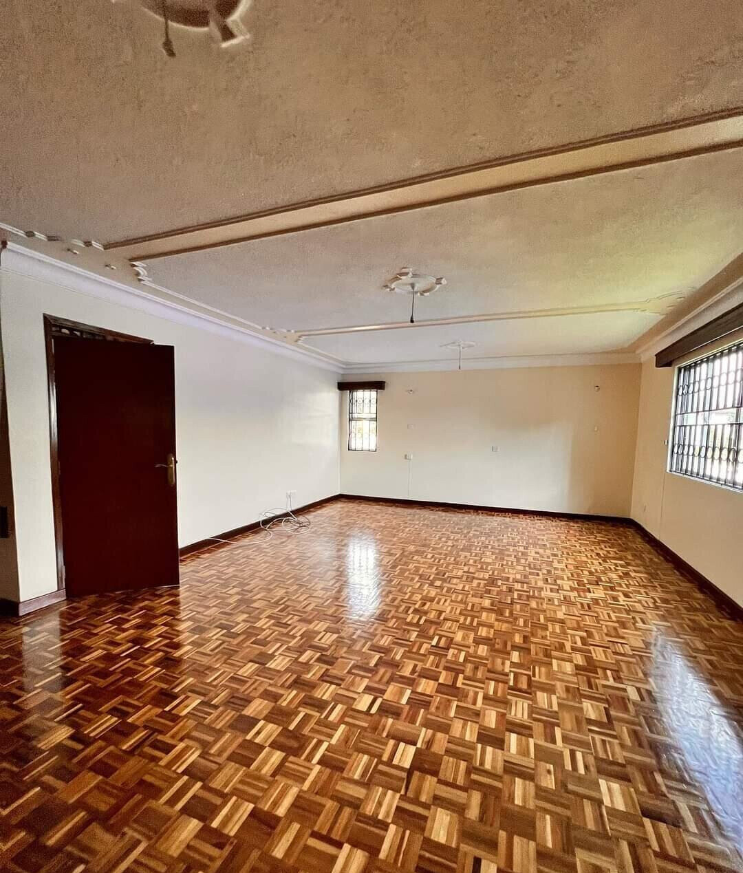 Spacious 5-Bed Townhouse with DSQ & Garden - Lavington
