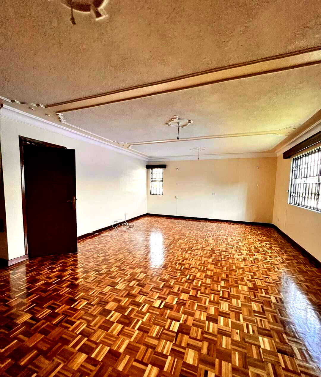 Spacious 5-Bed Townhouse with DSQ & Garden - Lavington