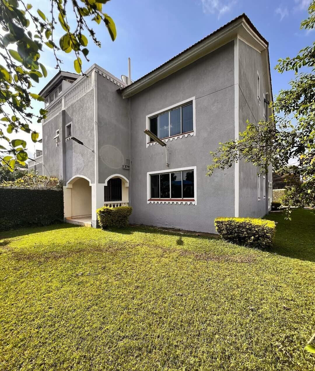 Spacious 5-Bed Townhouse with DSQ & Garden - Lavington