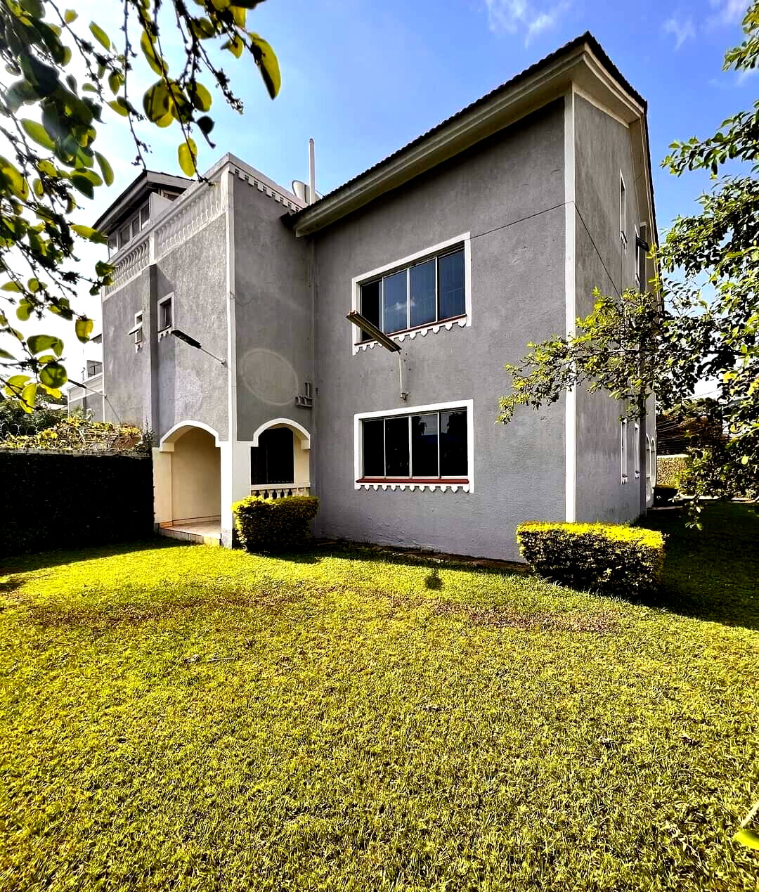 Spacious 5-Bed Townhouse with DSQ & Garden - Lavington