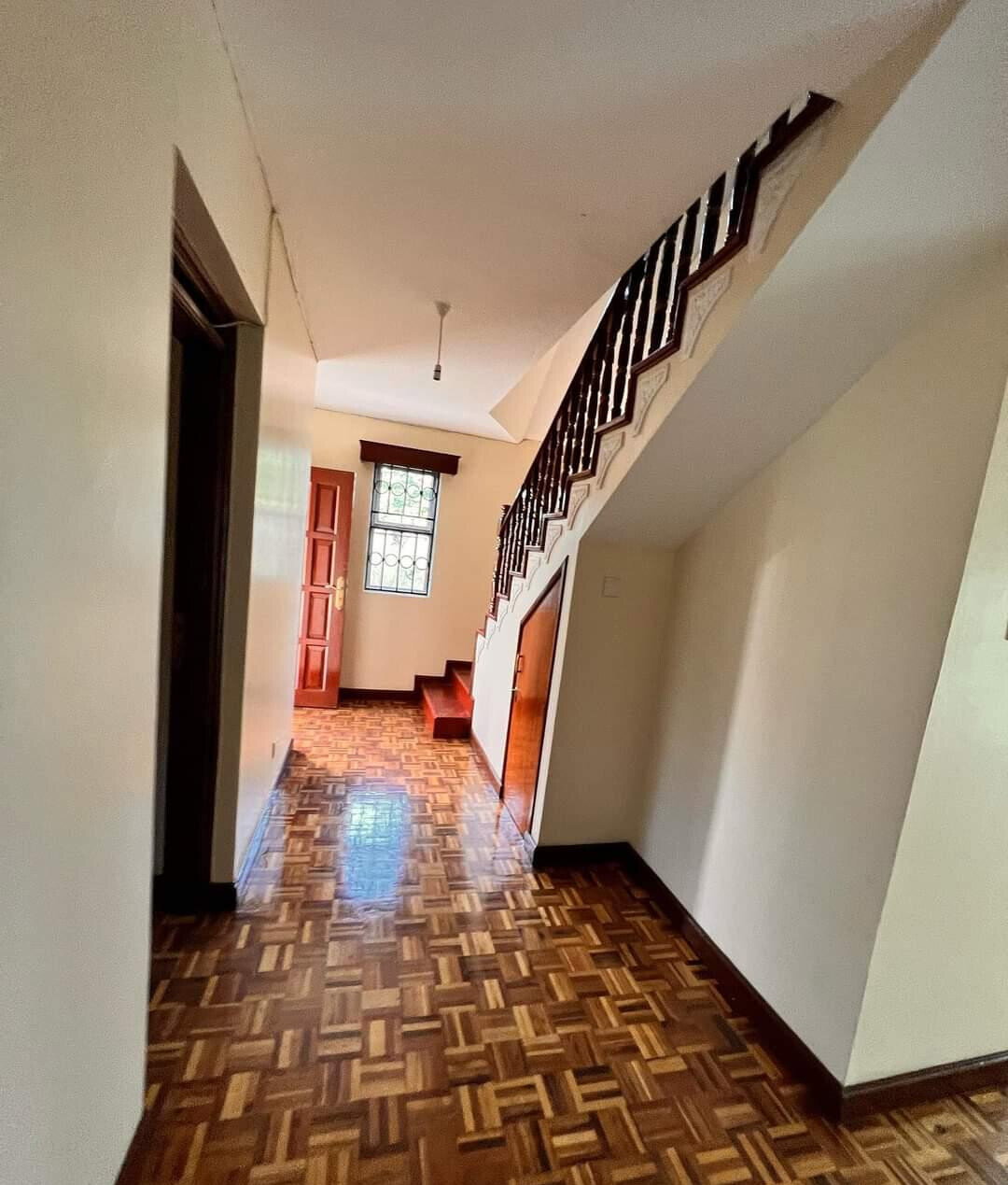 Spacious 5-Bed Townhouse with DSQ & Garden - Lavington