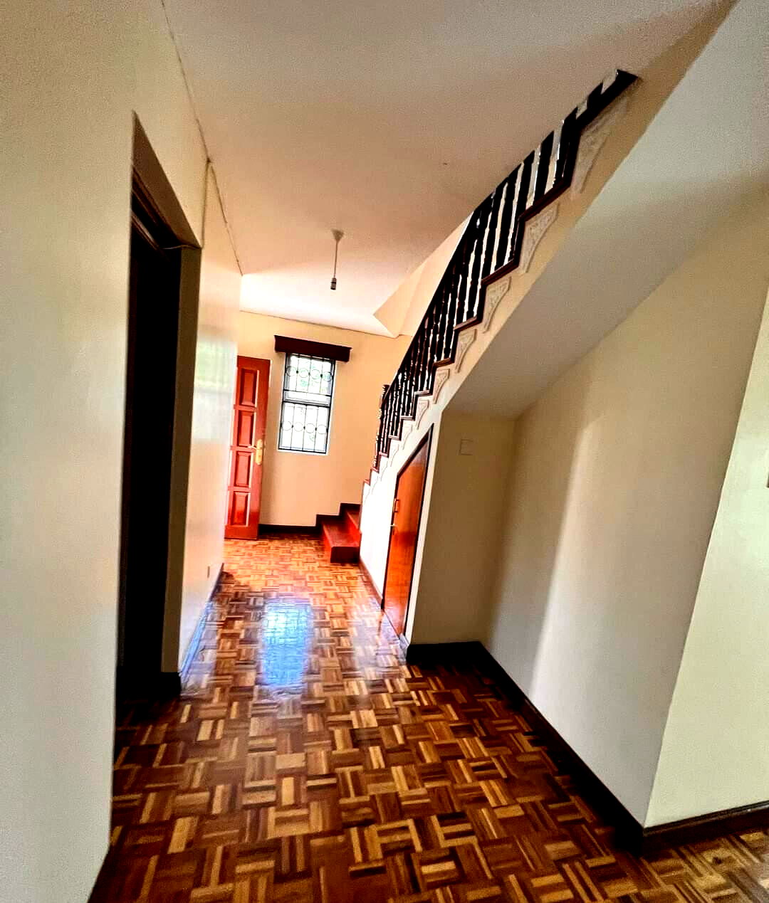 Spacious 5-Bed Townhouse with DSQ & Garden - Lavington