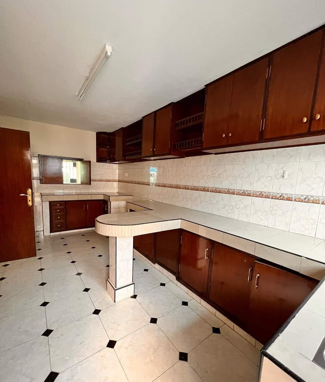 Spacious 5-Bed Townhouse with DSQ & Garden - Lavington