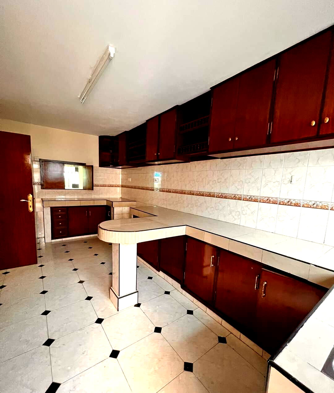 Spacious 5-Bed Townhouse with DSQ & Garden - Lavington