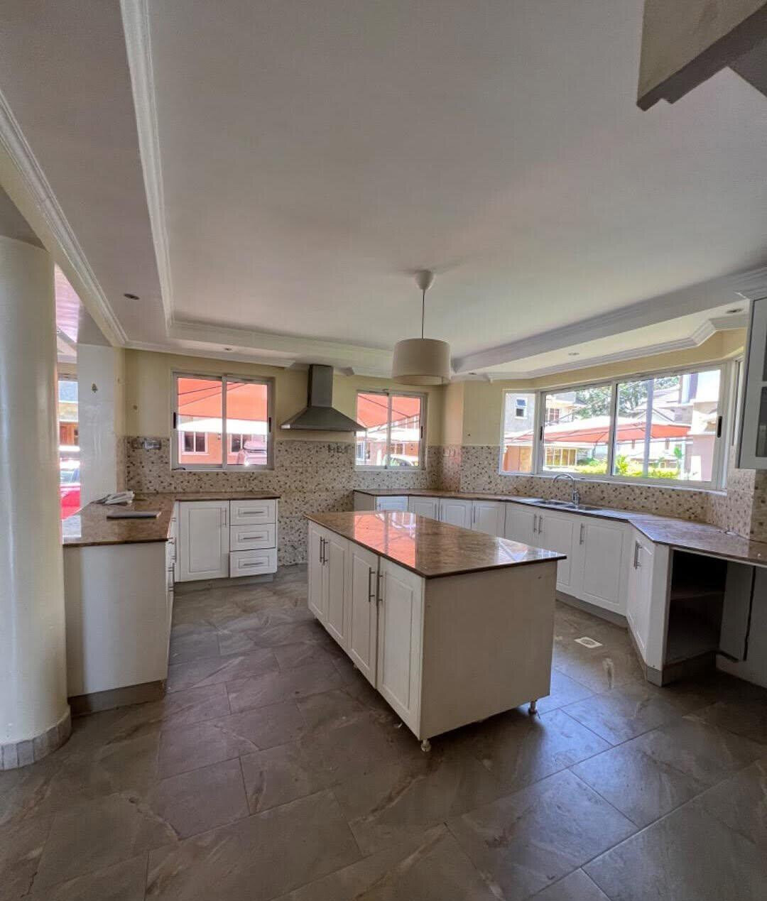 5-Ensuite Townhouse with Private Garden & DSQ - Lavington