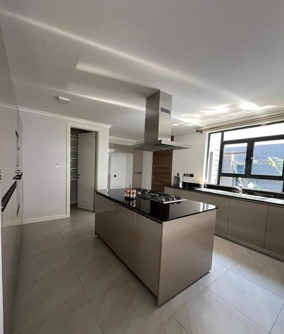 3BR Luxury Villa with Heated Pool & Clubhouse - Runda