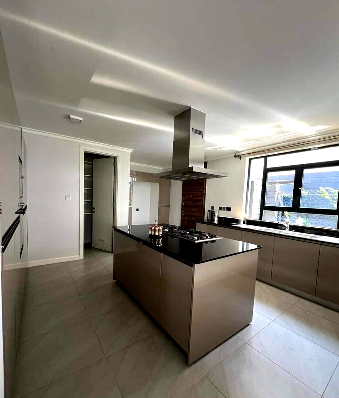 3BR Luxury Villa with Heated Pool & Clubhouse - Runda