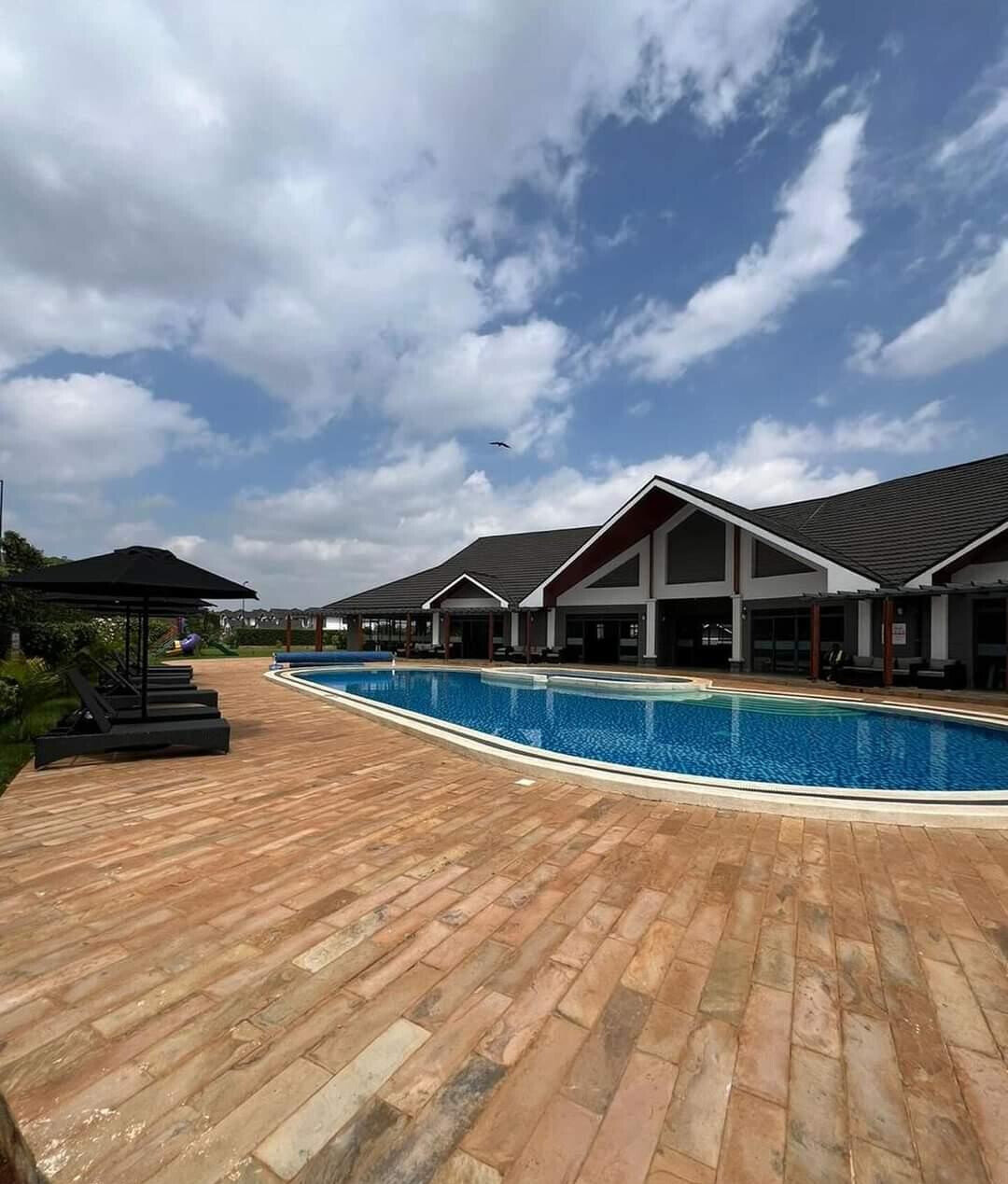 3BR Luxury Villa with Heated Pool & Clubhouse - Runda