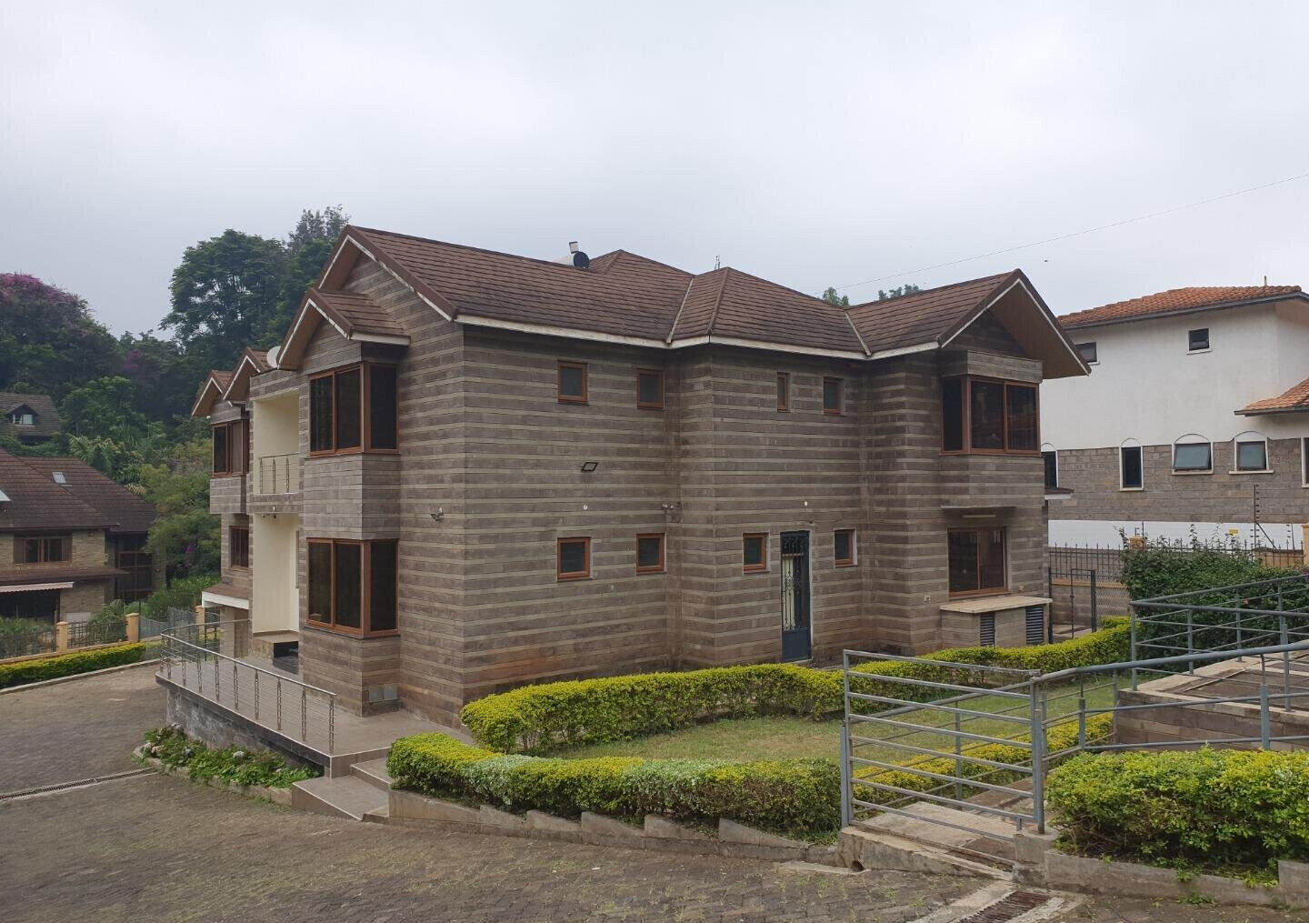 Ambassadorial 5BR Townhouse on 1 Acre - Spring Valley
