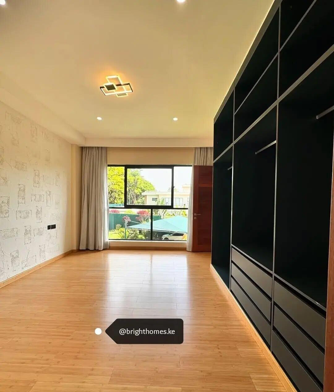 5BR Townhouse with Fireplace & Private Garden - Runda