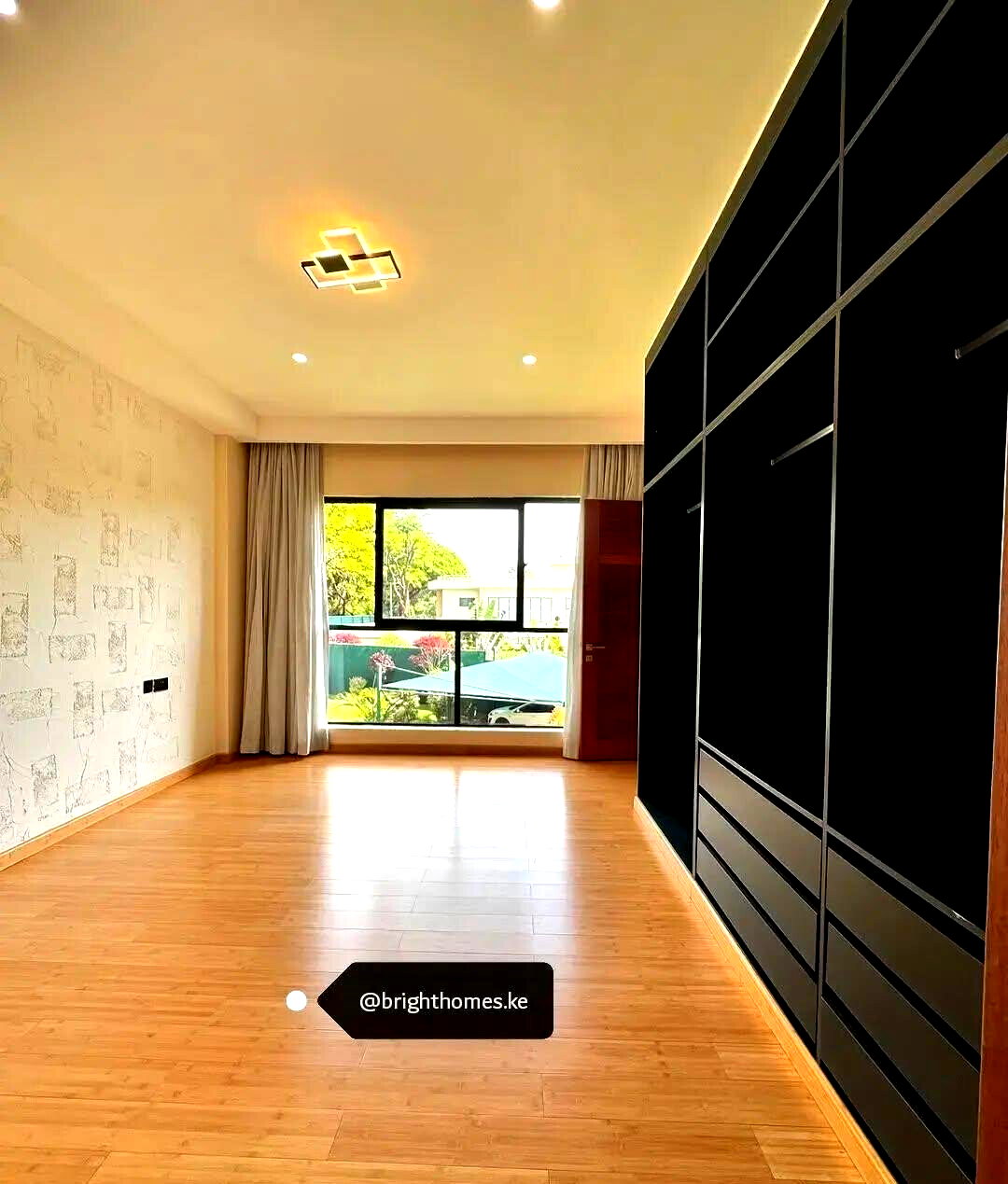 5BR Townhouse with Fireplace & Private Garden - Runda