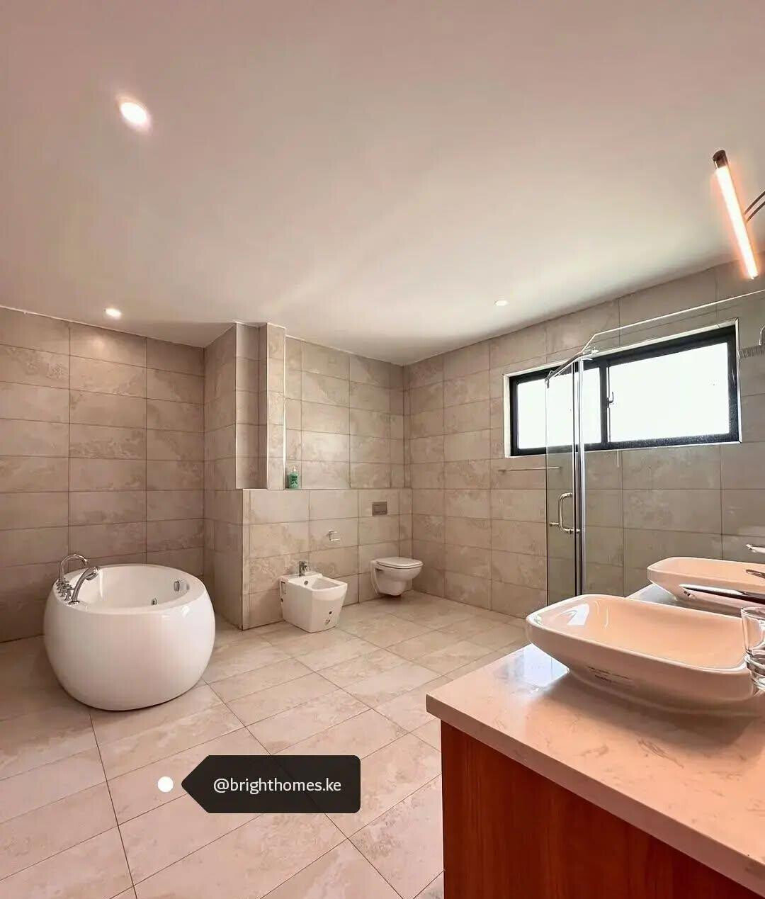 5BR Townhouse with Fireplace & Private Garden - Runda