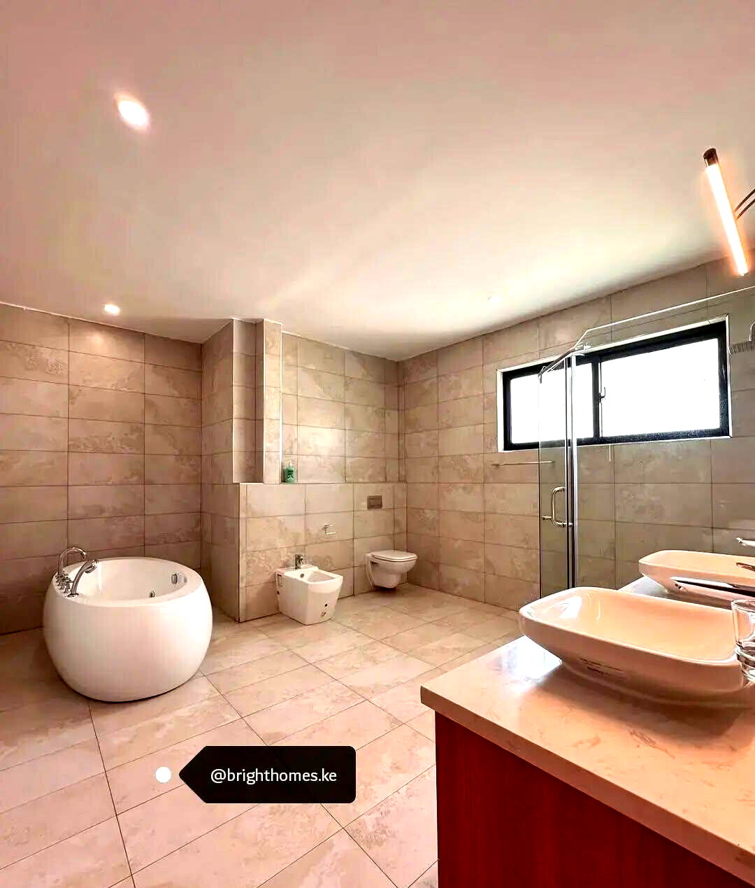 5BR Townhouse with Fireplace & Private Garden - Runda