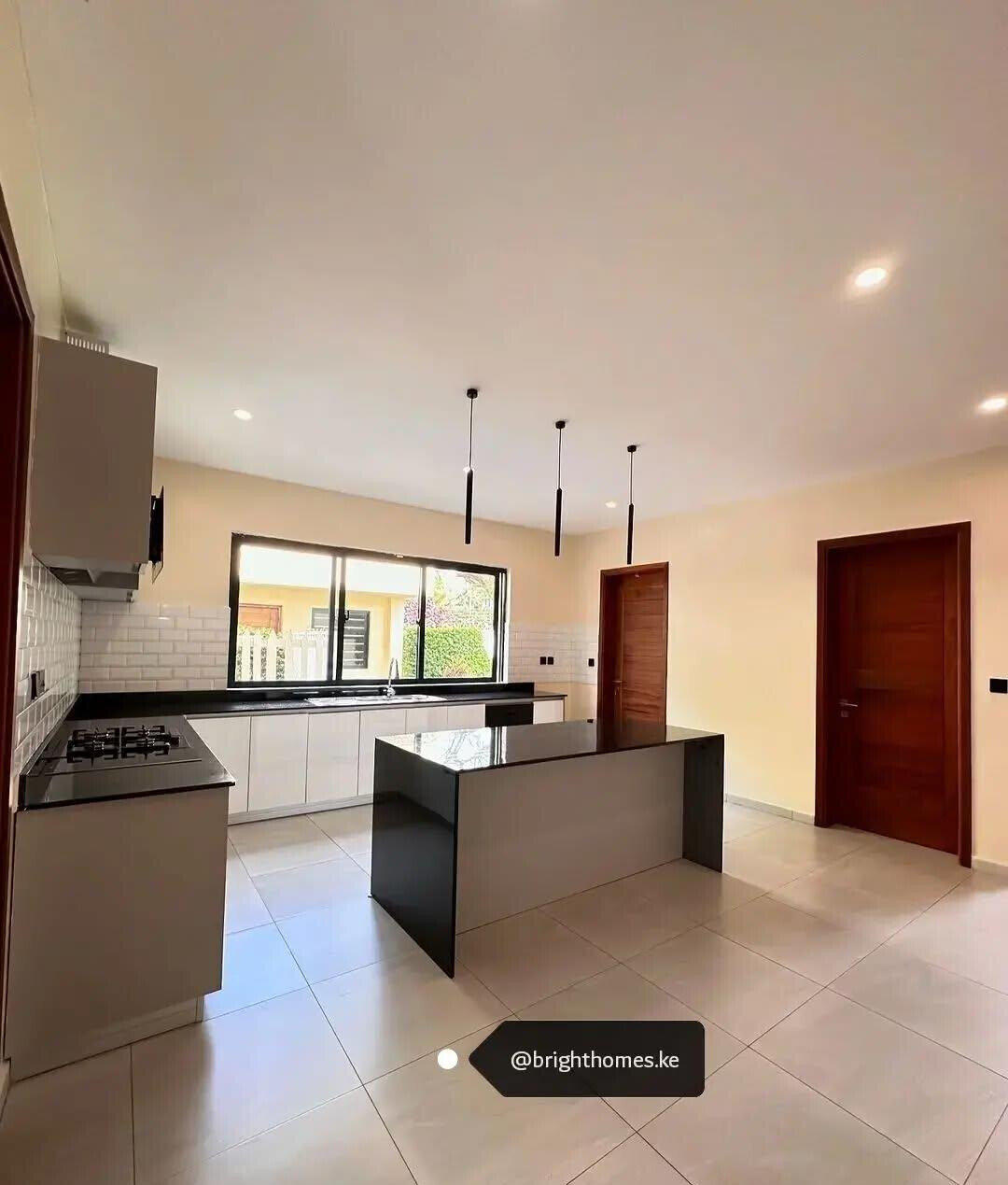 5BR Townhouse with Fireplace & Private Garden - Runda
