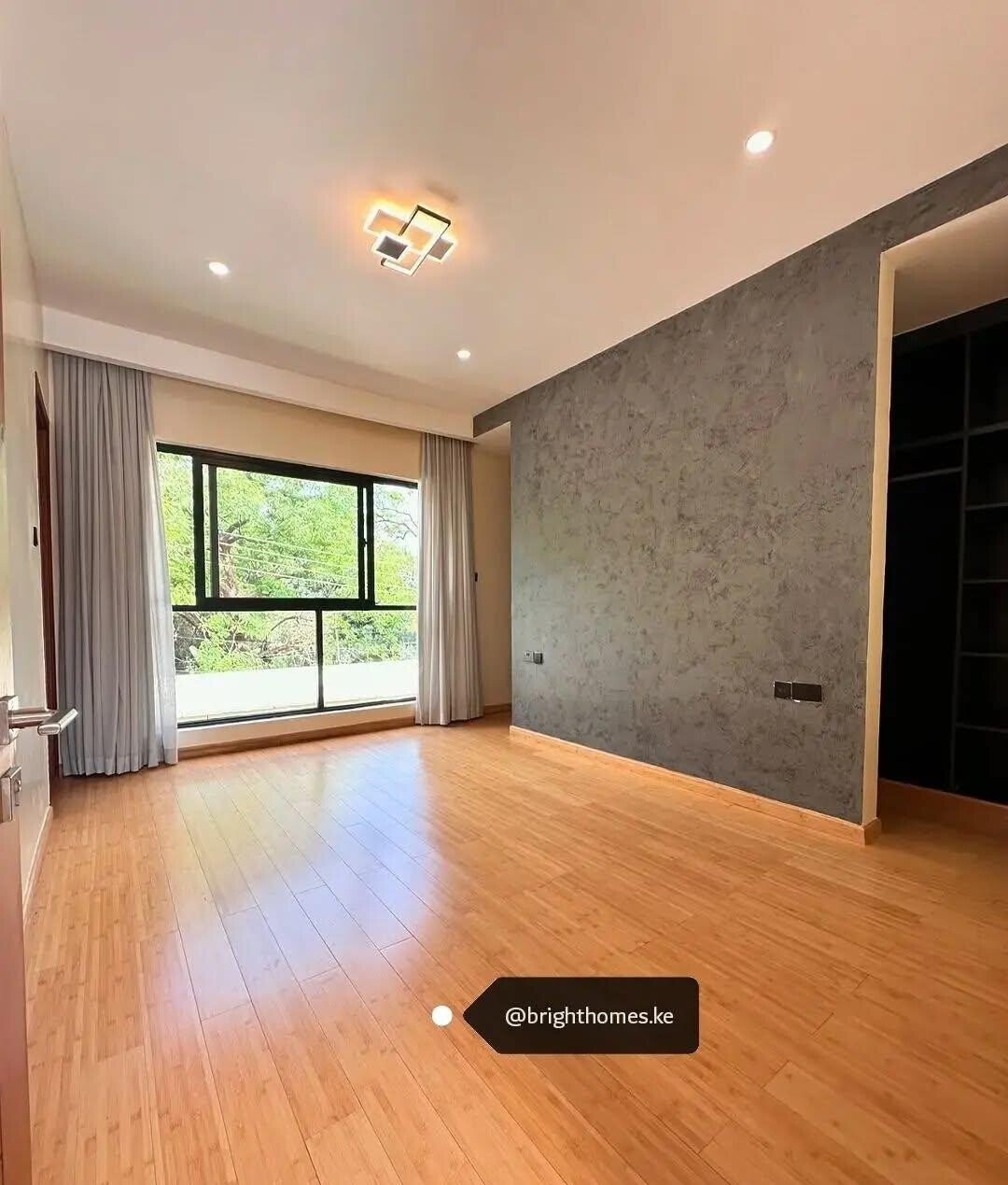 5BR Townhouse with Fireplace & Private Garden - Runda