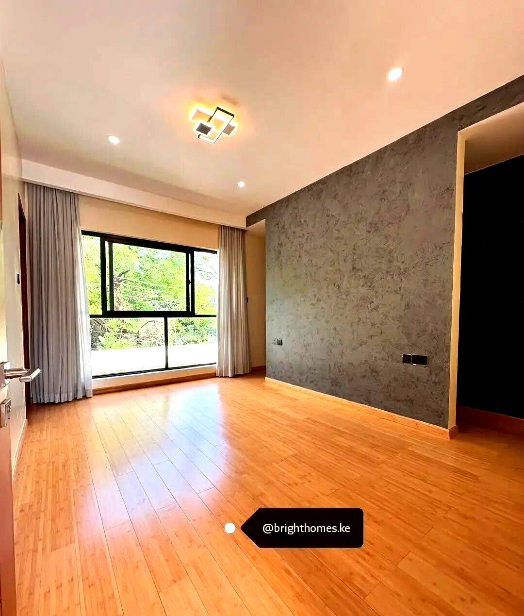 5BR Townhouse with Fireplace & Private Garden - Runda