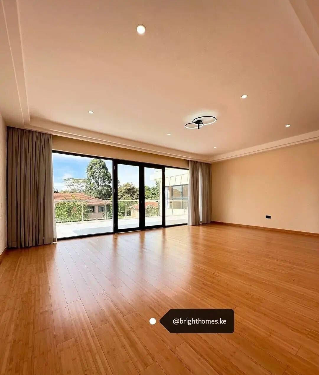 5BR Townhouse with Fireplace & Private Garden - Runda