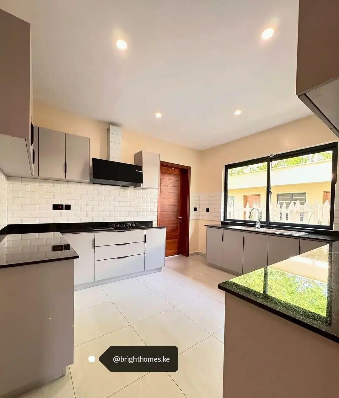 5BR Townhouse with Fireplace & Private Garden - Runda
