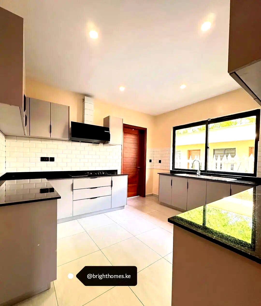 5BR Townhouse with Fireplace & Private Garden - Runda