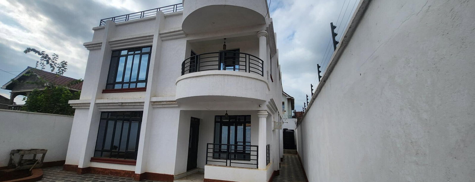 4BR All-Ensuite Townhouse with DSQ & CCTV - Membley Estate