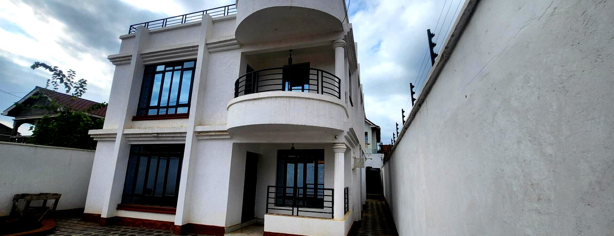 4BR All-Ensuite Townhouse with DSQ & CCTV - Membley Estate
