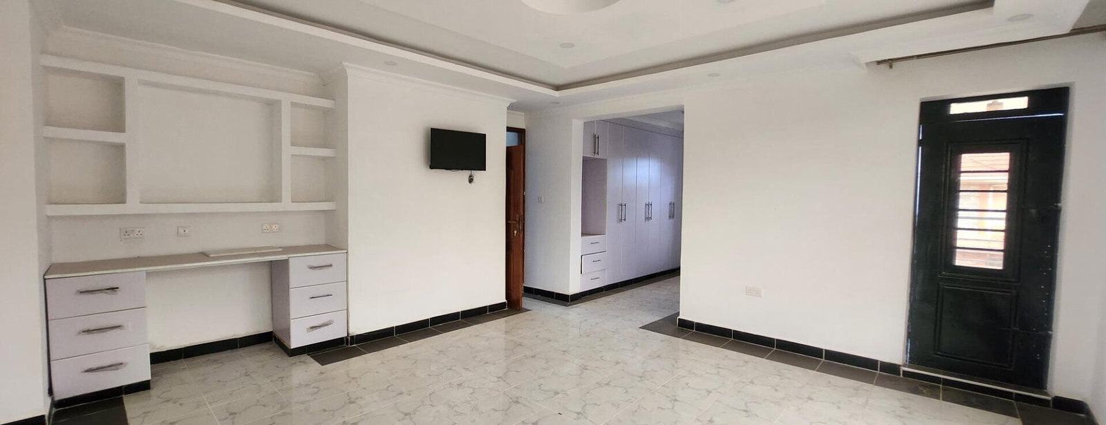 4BR All-Ensuite Townhouse with DSQ & CCTV - Membley Estate