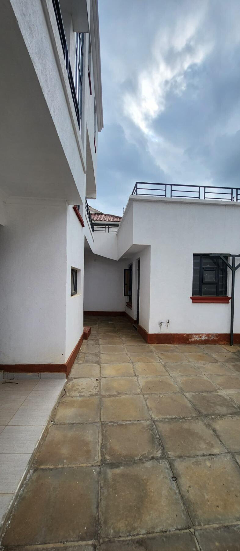 4BR All-Ensuite Townhouse with DSQ & CCTV - Membley Estate