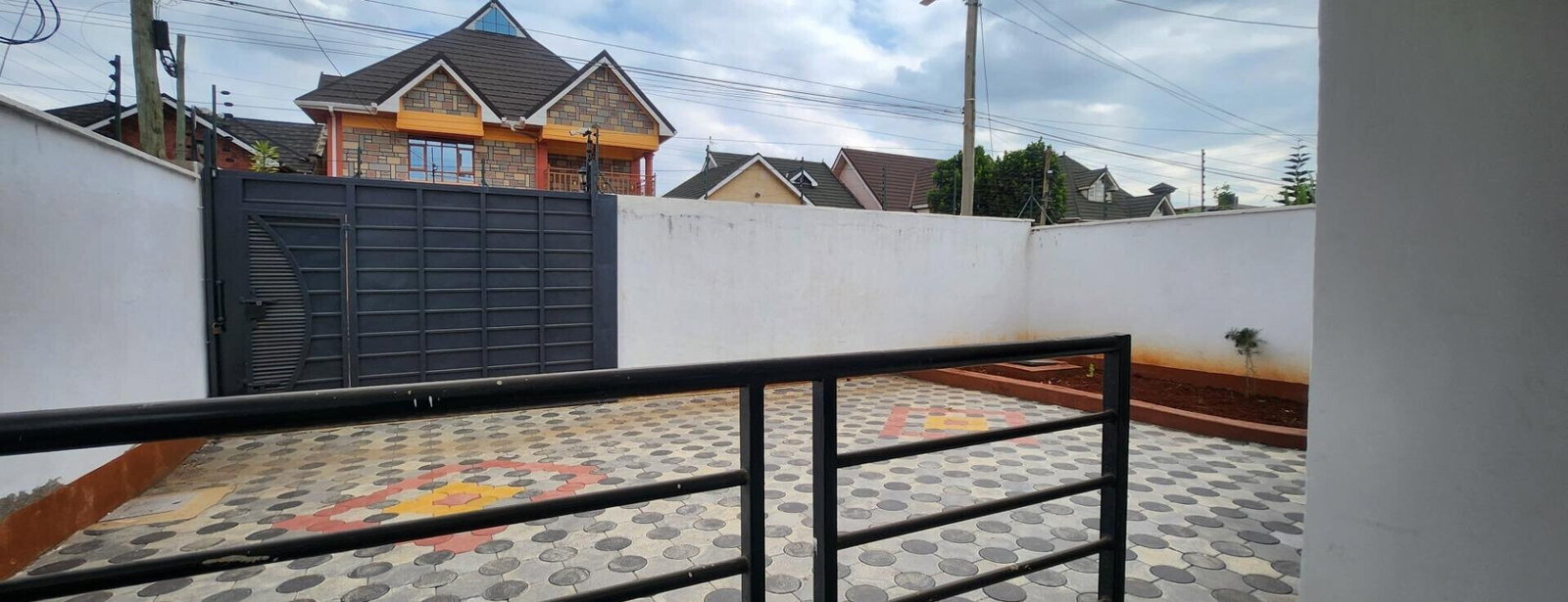4BR All-Ensuite Townhouse with DSQ & CCTV - Membley Estate