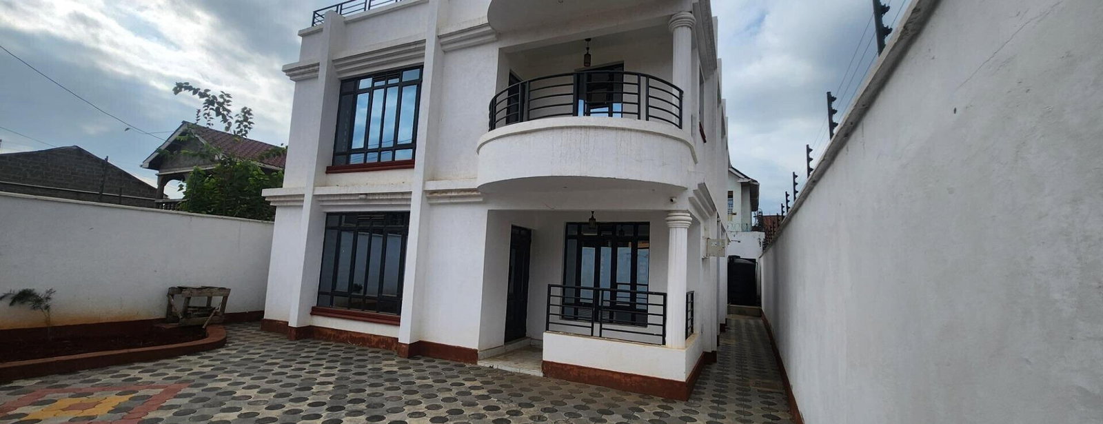 4BR All-Ensuite Townhouse with DSQ & CCTV - Membley Estate