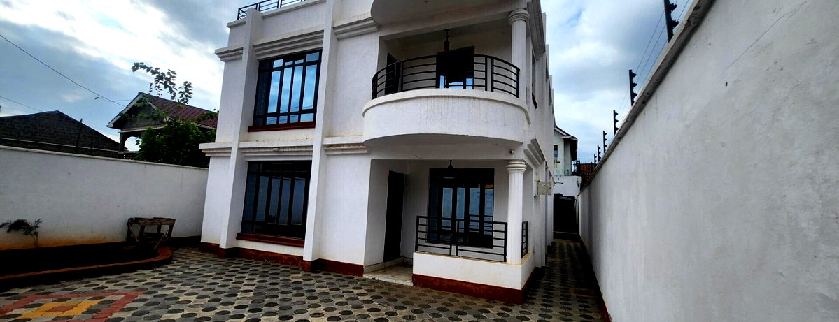 4BR All-Ensuite Townhouse with DSQ & CCTV - Membley Estate