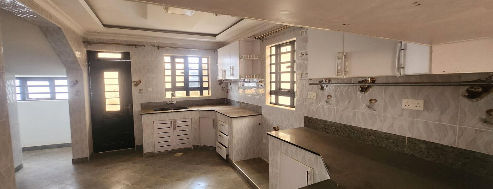4BR All-Ensuite Townhouse with DSQ & CCTV - Membley Estate