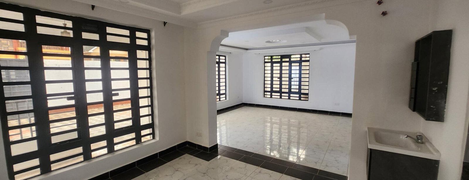 4BR All-Ensuite Townhouse with DSQ & CCTV - Membley Estate
